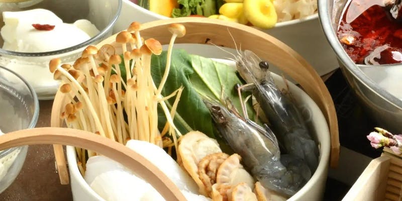 【免疫力アップ薬膳鍋コース】麻辣・白湯の薬膳2色火鍋を楽しむ