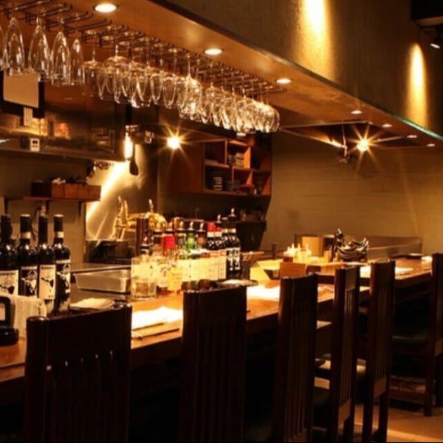 黒を基調とした洗練された空間。肉の本質を楽しむ隠れ家