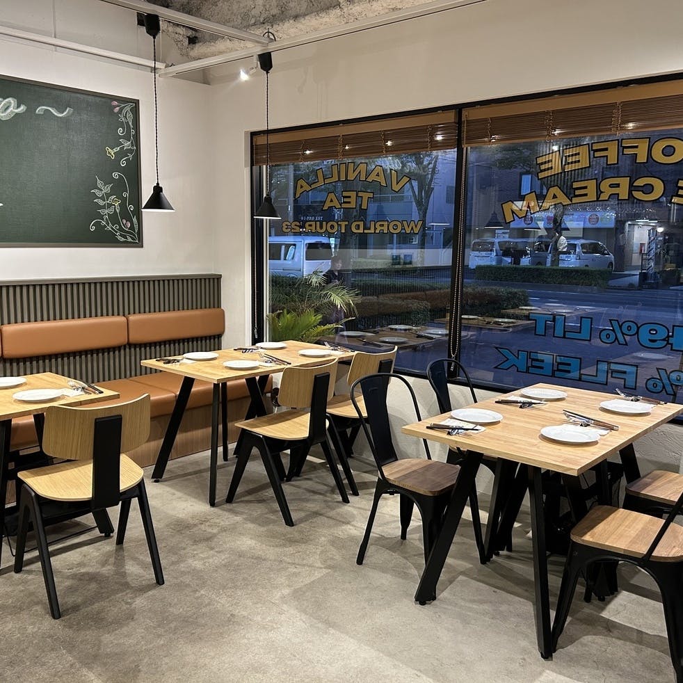 落ち着いた照明が灯る隠れ家空間で、大切な人との特別な時間を