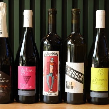 ソムリエ厳選のナチュラルワインと、ビストロの本格料理のマリアージュを