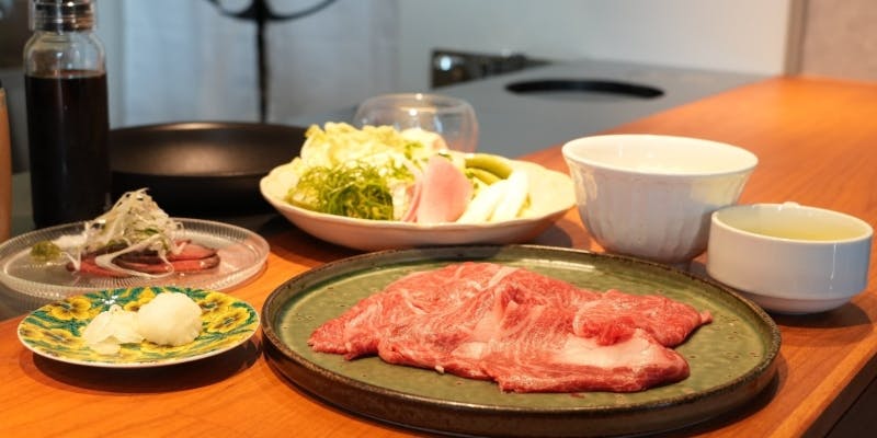 しゃぶしゃぶ すき焼き ザ スライス 表参道の料理が並べられている様子