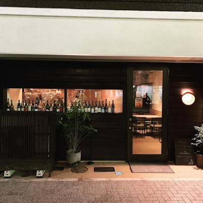 ガレージを改装したモダンで温かみのある空間