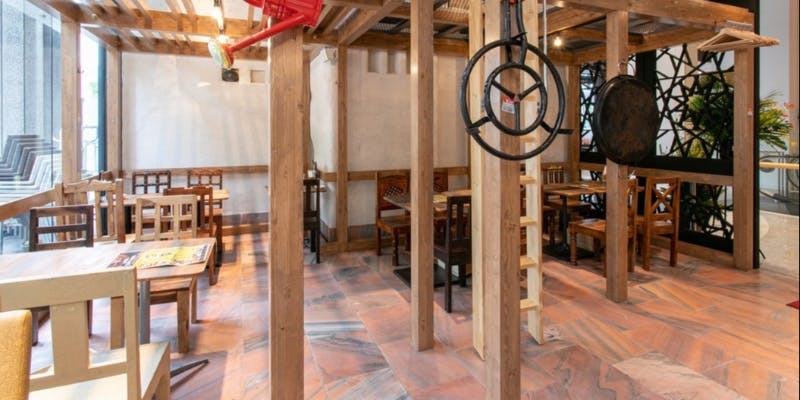 大きい窓が特徴的な開放的な店内