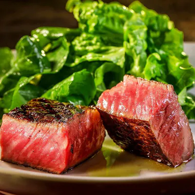 熟成肉とワインを心ゆくまで楽しむ贅沢な一皿