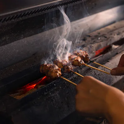 土佐備長炭で焼き上げる、丹波赤鶏の本格焼き鳥