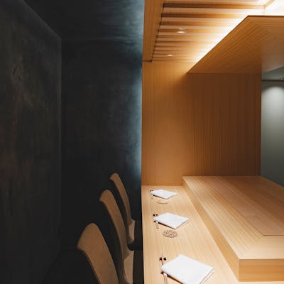 左官壁が映す、静謐と臨場の舞台