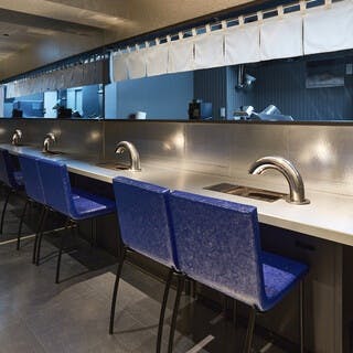 カウンターで切り分ける板前焼肉