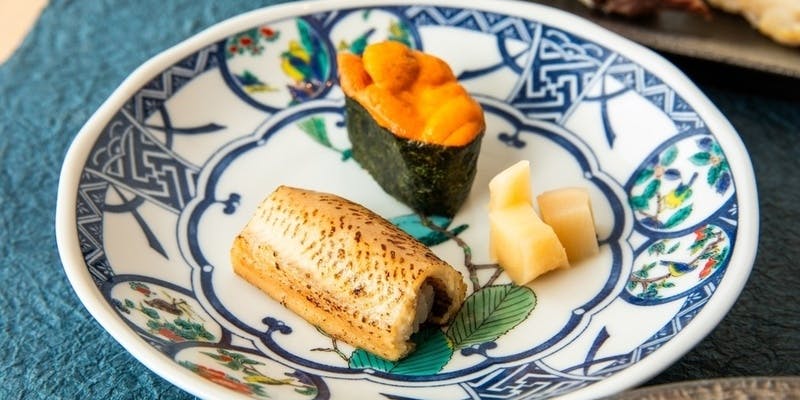 【利家】旬のおまかせ握り10貫・季節のお造り2種・茶碗蒸し・煮あわびなど握りから一品料理まで贅沢に堪能