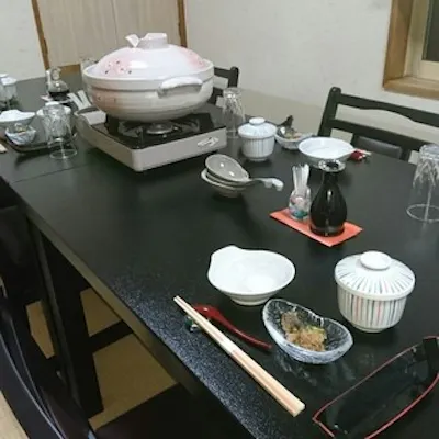 落ち着いたテーブル席での会食