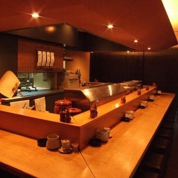 落ち着いた雰囲気のカウンター席