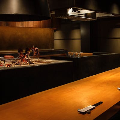 職人技が光る、囲炉裏で焼き上げる原始焼き。