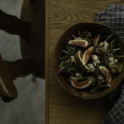 新鮮なサラダと前菜