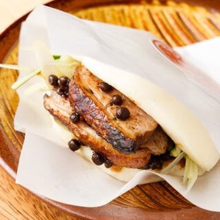 藁焼きパフォーマンスが魅力の「藁焼き鴨ドッグ」