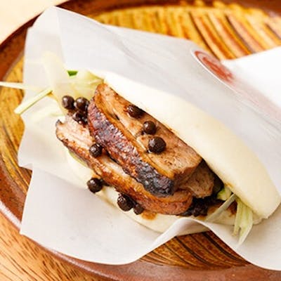 藁焼きパフォーマンスが魅力の「藁焼き鴨ドッグ」