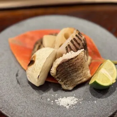 旬の食材を活かした逸品料理。名物「鮑の肝ソース」もぜひ