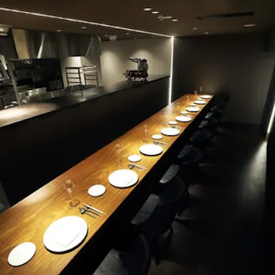 20:30以降はアラカルトでのご案内を承っております。調理の息遣いまで伝わる臨場感。全席が最前列となる、8席限定の特等席で過ごす非日常