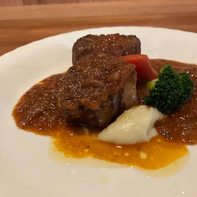 1日かけて煮込んだ特製デミグラスソース