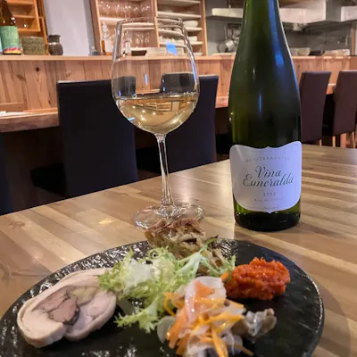 季節のワインや日本酒を気取らずふらっと。1杯だけでも大歓迎