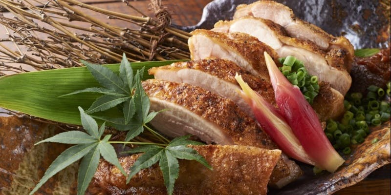  【お気軽コース】金沢野菜のサラダ、鶏もも肉炭火焼きを含む、鳥肌を気軽に楽しめる全5品＋2時間飲み放題