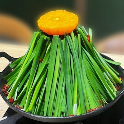 九州出身オーナーが贈る名物「みかんもつ鍋」と山口名物「瓦そば」