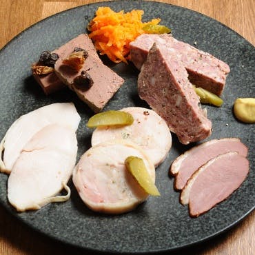 自家製シャルキュトリーとパイ包み焼きの逸品