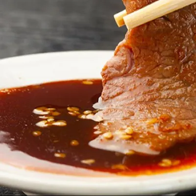 お肉を引き立てる自家製タレ