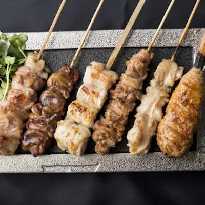 熟成鶏の串焼きで肉汁溢れる一口を