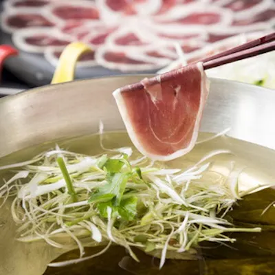 新鮮野菜と黄金出汁で味わう鴨しゃぶ