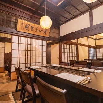 囲炉裏を囲む温かみのある空間