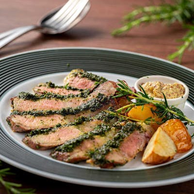 厳選肉をハーブで仕上げた芳醇ステーキ