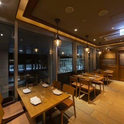 東京駅を望むスタイリッシュなダイニング