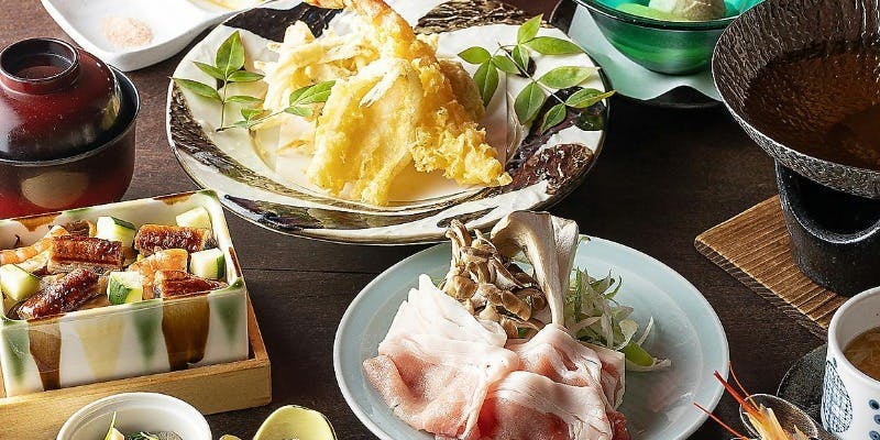 当店名物の「鹿児島黒毛和牛のすき煮鍋」と天麩羅など全8品