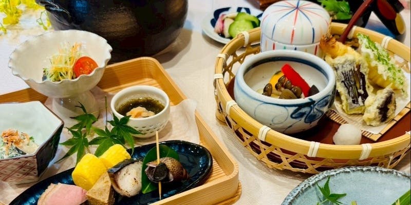 【お昼の特別ランチコース】季節の小鉢 三種・天麩羅の盛り合わせ・飯物・香物・甘味など全9品