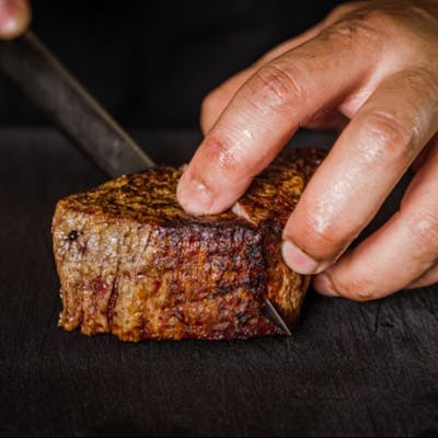 厳選和牛を炭火で焼き上げる至福の一皿