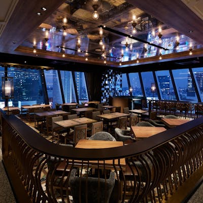 都会の夜景を一望できる店内