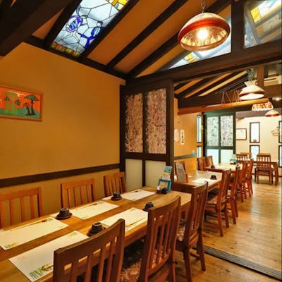 ウッド調の温かみある落ち着いた店内