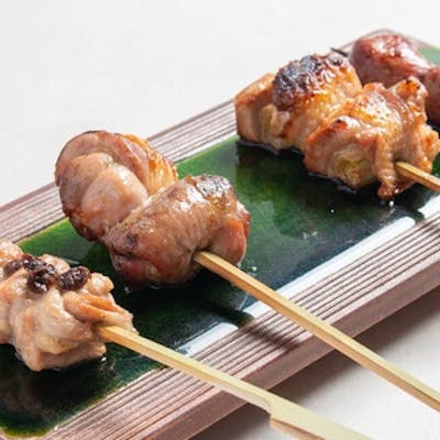 厳選地鶏の炭火焼き鳥を堪能