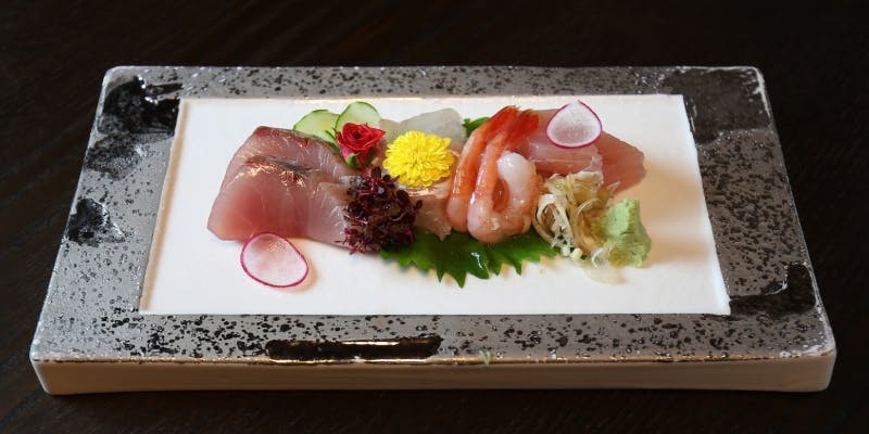 【和】前菜、温物、冷菜、焼物、箸休、遊肴、食事、デザートなど全9品程度＋2H飲み放題（個室確約）