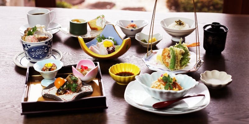 【遊彩】前菜、温物、冷菜、焼物、遊肴、食事、デザートなど全8品程度＋2H飲み放題（平日限定／個室確約）