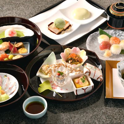 北陸の恵みを生かした繊細な懐石料理