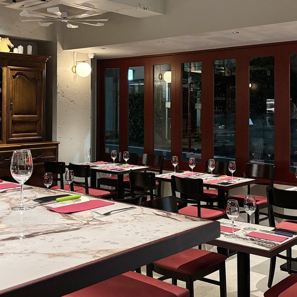 光と香りに包まれる、大人の隠れ家ビストロ