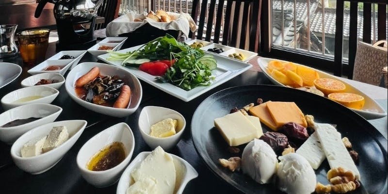 【ブランチコース】オリーブ3種、季節のジャム、サラダ、チーズ4種など全20品程度（土日祝限定）