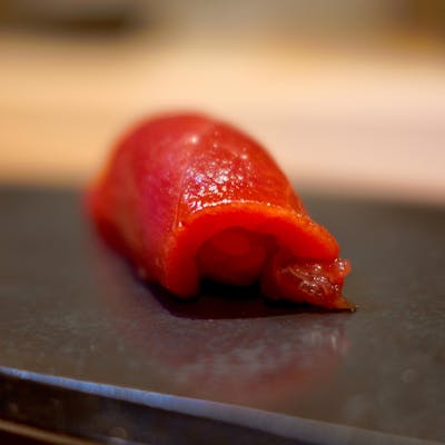 【職人の技】旬の魚介と、計算し尽くされたシャリの調和。進化し続ける江戸前鮨