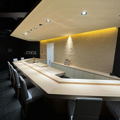 【記念日・接待に】洗練されたカウンター席で、大将の感性が光る旬の握りを味わう