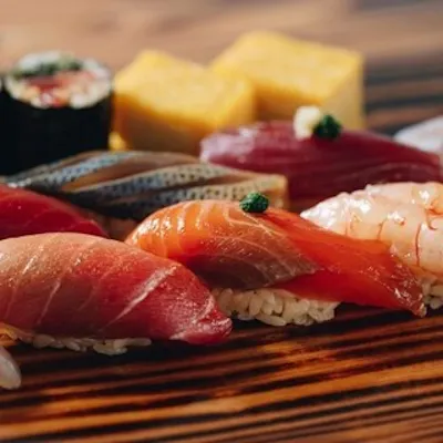 手頃な価格で叶える、本マグロと旬の江戸前鮨