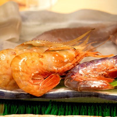 地元漁港直送の新鮮な魚介類