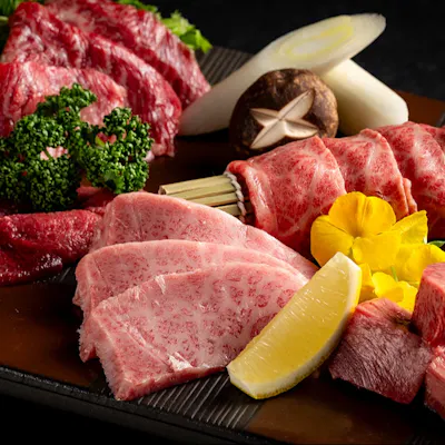 カウンターで匠の技を見ながら味わう品格ある焼肉体験