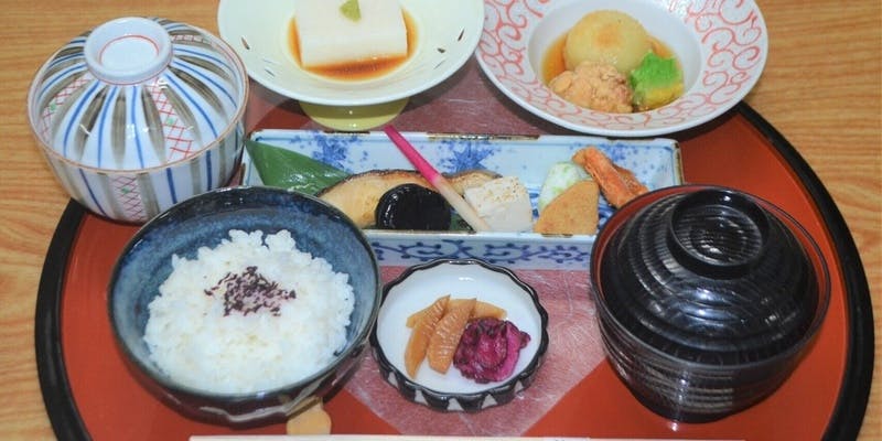 ＜平日昼席限定＞【彩り御膳】小鉢料理、蒸し物、焼き魚などにデザート・お飲み物が付いた御膳