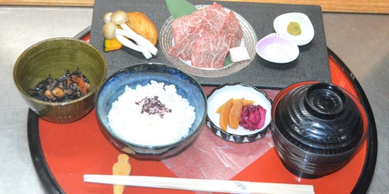 ＜平日昼席限定＞【黒毛和牛サーロイン陶板御膳】脂ののった極上サーロインの陶板焼きに舌鼓