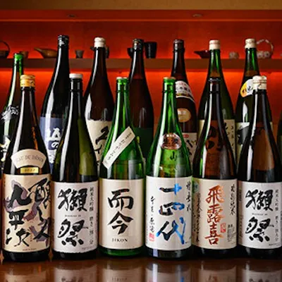 郷土の銘酒も。50種類以上の厳選地酒に酔いしれる